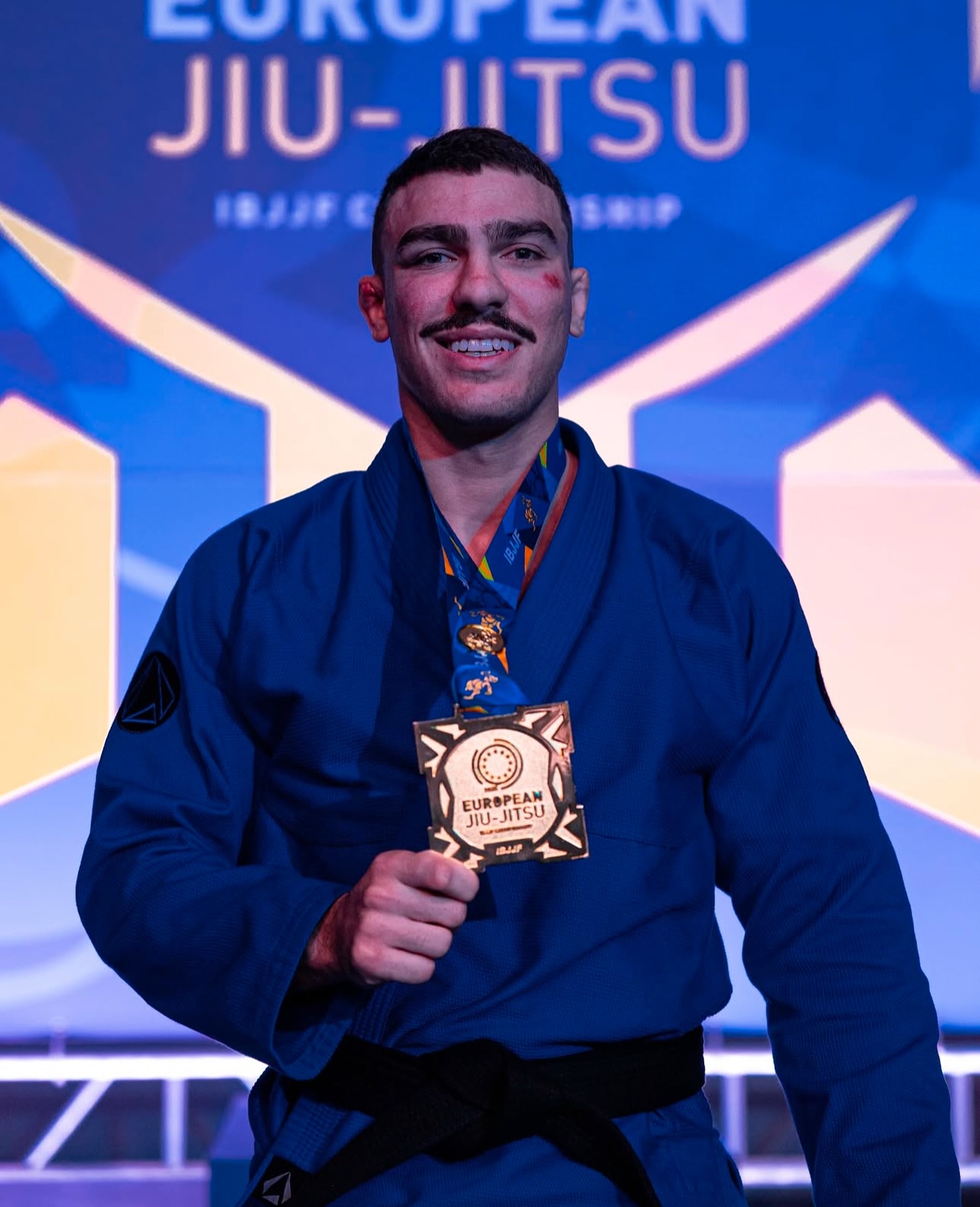 Davi Vetoraci com a medalha de campeão europeu IBJJF de faixa preta em 2025