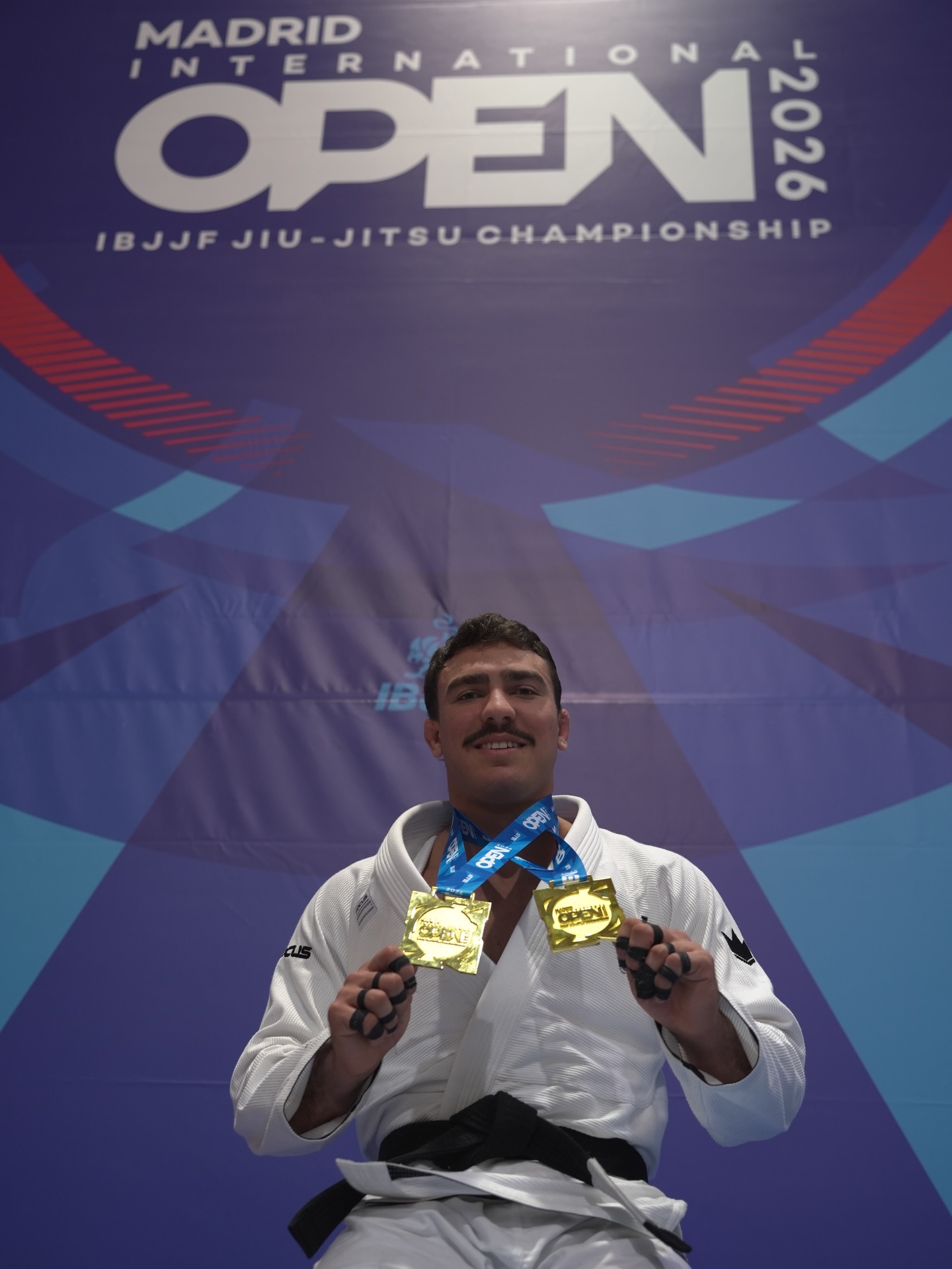 Davi Vetoraci com as medalhas de ouro de peso e absoluto do Madrid Open IBJJF 2026