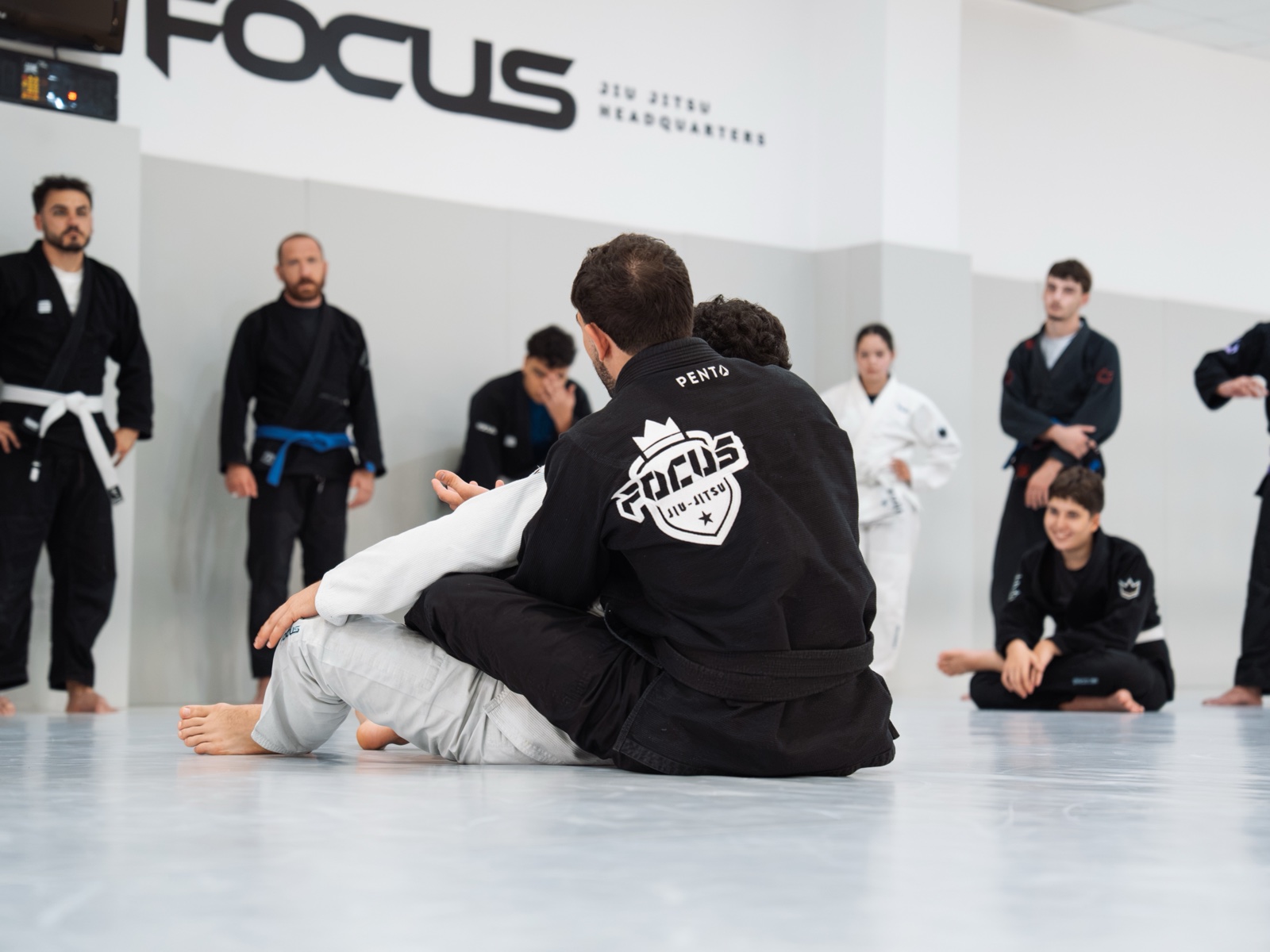 Turma de Jiu-Jitsu a assistir a uma demonstração do professor