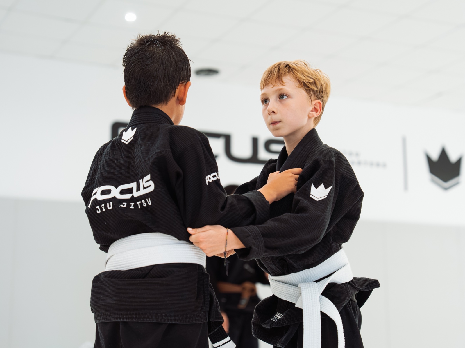 Crianças a treinar Jiu-Jitsu no tatami